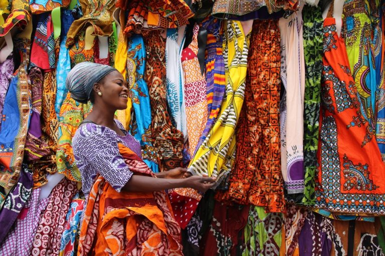 La Fabrication de Textiles : Une Solution Durable pour Habiller les Jeunes en Afrique Centrale